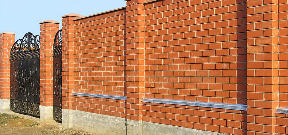 10 лучших материалов забора для частного дома ― рейтинг 2025