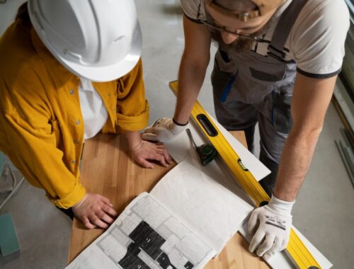 Делаем ремонт: как работать с бригадой, что прописать в договоре и чего требовать от подрядчика
