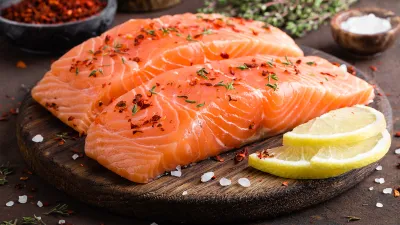 Как просто и вкусно засолить красную рыбу: 2 проверенных способа