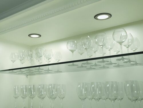 Точечные и длинные светильники для кухни