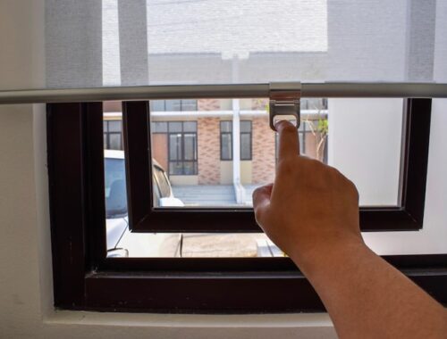 Как сделать отлив из оцинковки на оконный блок